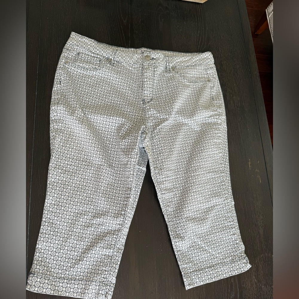 Capri jeans in white/gray print. Excellent condition.